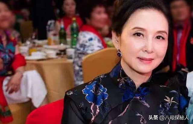 她一生只拍一部戏，冯小刚为她痴迷几十年，如今身价过亿捐百校！ - 17