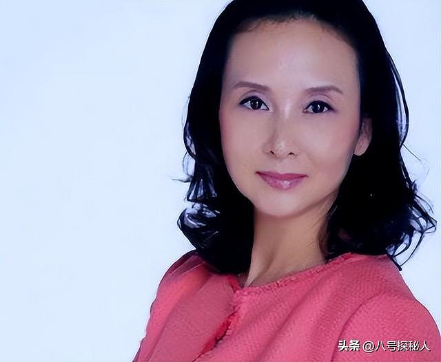 她一生只拍一部戏，冯小刚为她痴迷几十年，如今身价过亿捐百校！ - 18