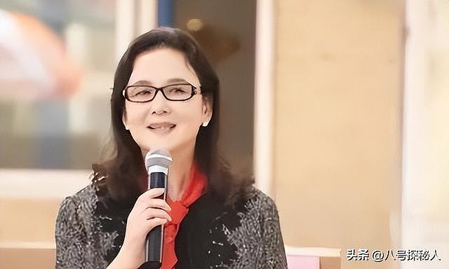 她一生只拍一部戏，冯小刚为她痴迷几十年，如今身价过亿捐百校！ - 19