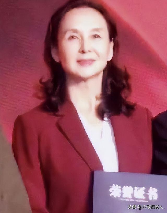她一生只拍一部戏，冯小刚为她痴迷几十年，如今身价过亿捐百校！ - 25