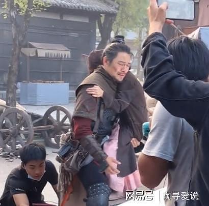 内娱明星降薪，2亿片酬降至2500万，寒冬只寒观众？ - 24