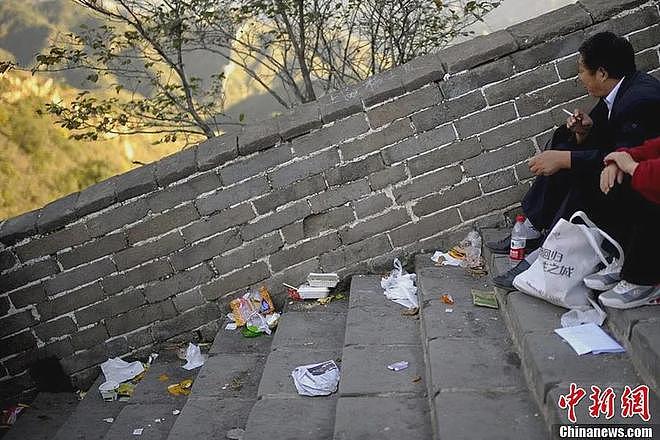 韩国将机场钻洞的中国游客侮辱为蟑螂，令人既愤慨又尴尬！ - 3
