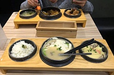 【宠物】网友第一次去这家餐馆，上菜后总觉得很眼熟，回家看到猫吃饭这一幕笑晕：老板把客人当猫喂了吗？（组图）