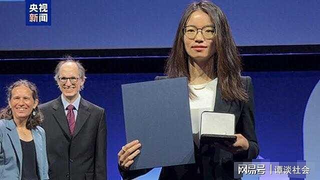 为什么不说中文？王虹接受央视采访，全程使用英语被批 - 1