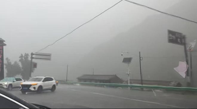 一家三口露营亲历景区山洪：水两分钟涨起来，人从车天窗爬出获救 - 2