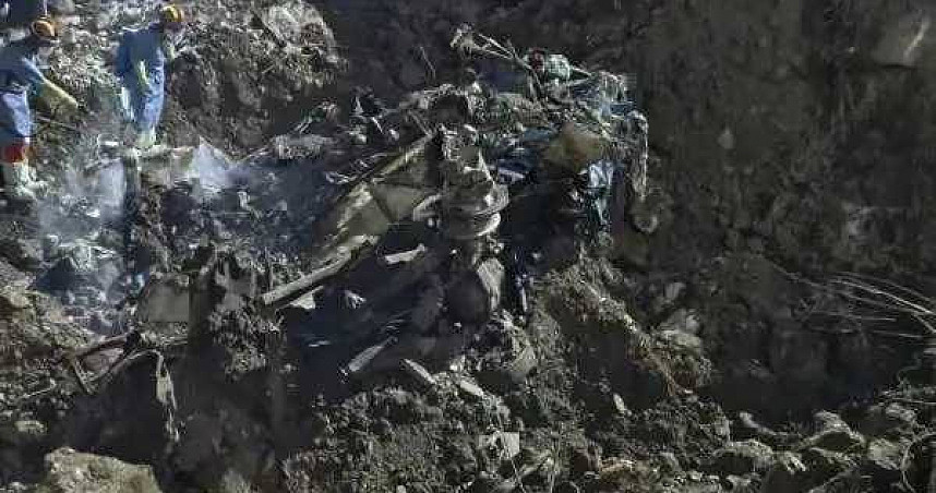 重庆山崩现场寻获失联中巴！残骸周边惊见人体组织，50人恐凶多吉少（图） - 1