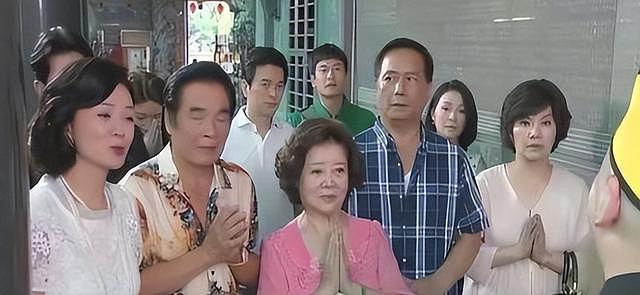 “6个老婆”同住一屋，每人每月7万零花钱，71岁又娶第7房小娇妻（组图） - 6