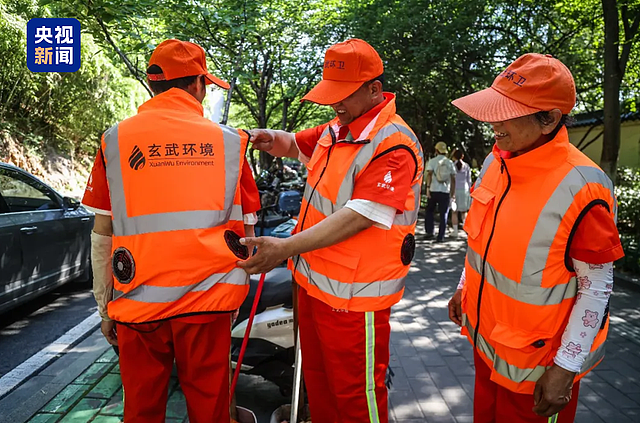 南京环卫工穿上“空调马甲”，网友：建议全国推广！（组图） - 6