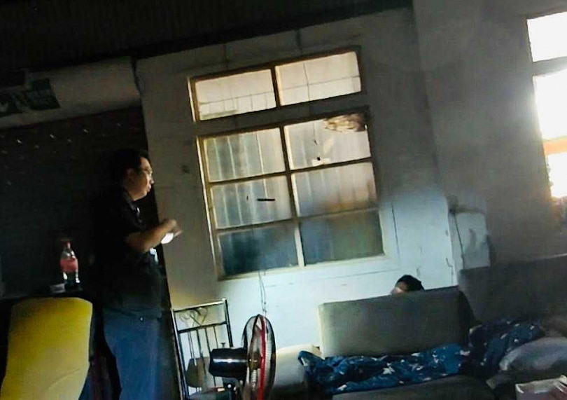 20名泰籍黑工藏铁皮屋！女子塞沙发缝仍落网，非法同乡仲介遭查办（组图） - 2