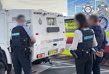 中国男子涉嫌用$2万现金贿赂澳洲公务员，在悉尼机场被捕！保释申请遭拒（组图）