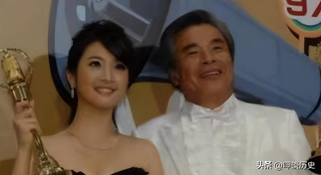 “六个老婆”同住一屋，每人每月7万零花钱，71岁又娶第七房娇妻 - 6