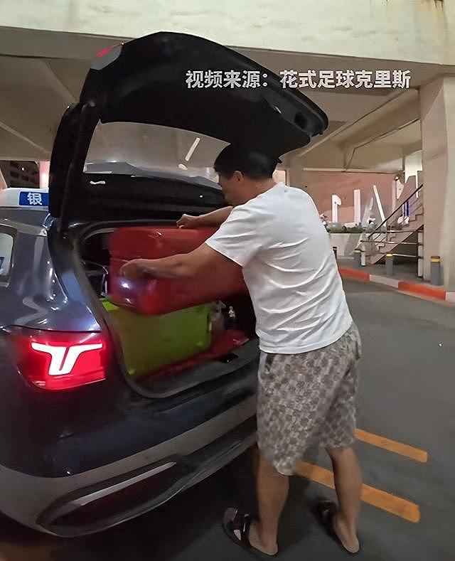 知名博主在上海浦东机场打出租车，凌晨被抛在路边，网约车司机直言：“都是套路，我见过好多了”；最新消息：涉事出租车司机已被拘留 - 1