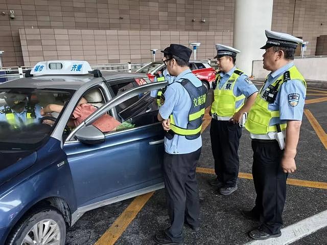 知名博主在上海浦东机场打出租车，凌晨被抛在路边，网约车司机直言：“都是套路，我见过好多了”；最新消息：涉事出租车司机已被拘留 - 8