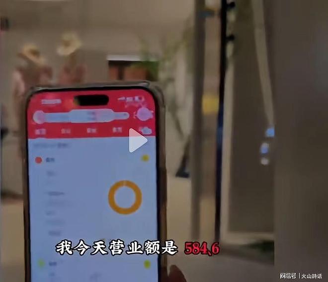 钝刀割肉啊！38岁女子倾尽150万积蓄开店，日营业额584元，一屋积压货成摆件，女子扛不住崩溃大哭 - 3