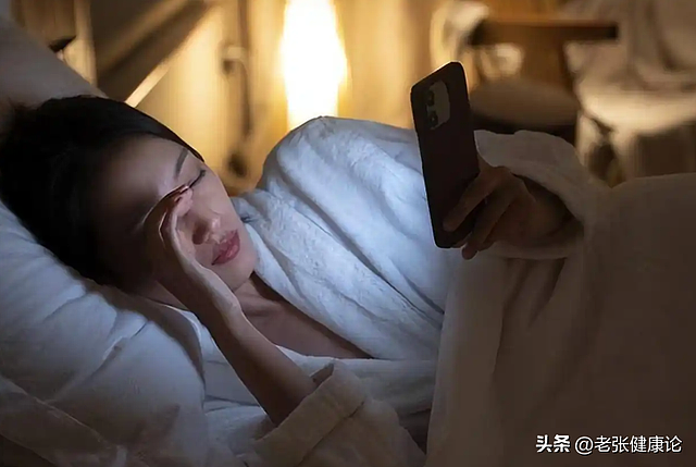 长期在睡前玩手机的人，会付出啥代价？医生：或要承担这6种痛苦 - 1