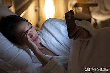 长期在睡前玩手机的人，会付出啥代价？医生：或要承担这6种痛苦