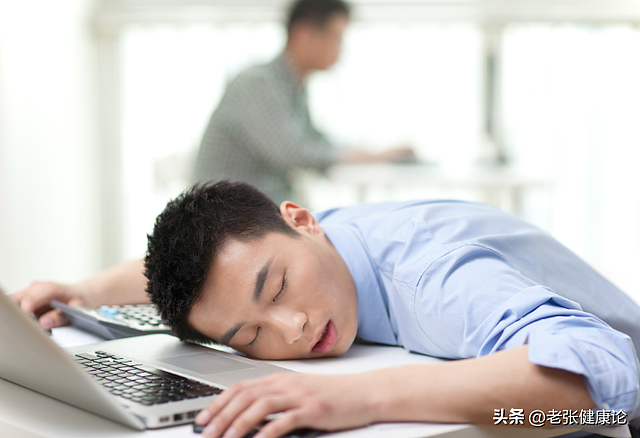 长期在睡前玩手机的人，会付出啥代价？医生：或要承担这6种痛苦 - 2