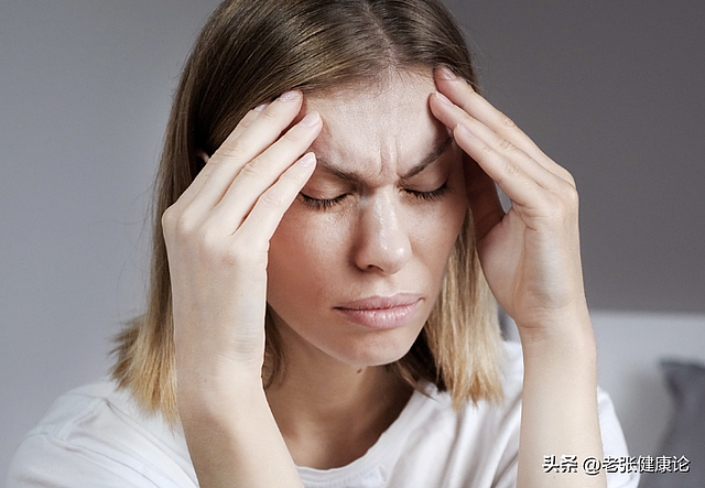 长期在睡前玩手机的人，会付出啥代价？医生：或要承担这6种痛苦 - 4