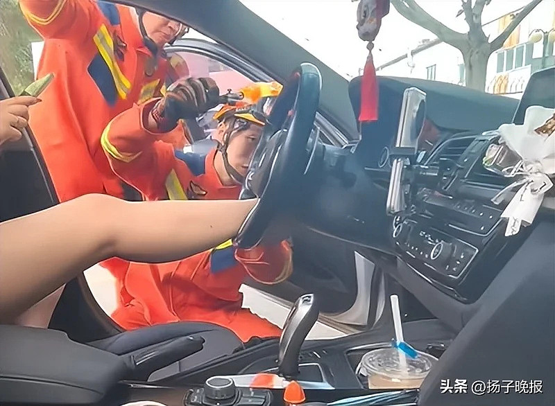 社死！女子脚卡方向盘自救2小时失败，求助消防（组图） - 3