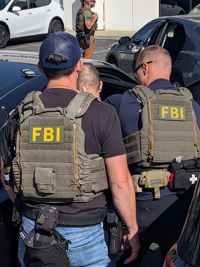 FBI人员在执法现场（原报道图片）