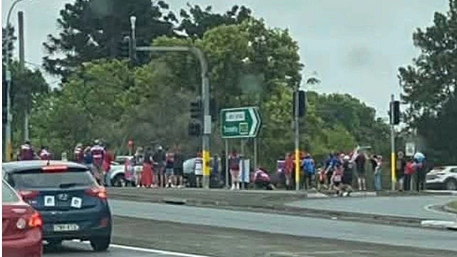 原报道所载Newcastle街头球迷等候场景，未展示伤者