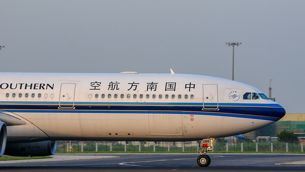 原报道所载中国南方航空飞机资料照片，标注2025年8月26日，非本次登机争议现场