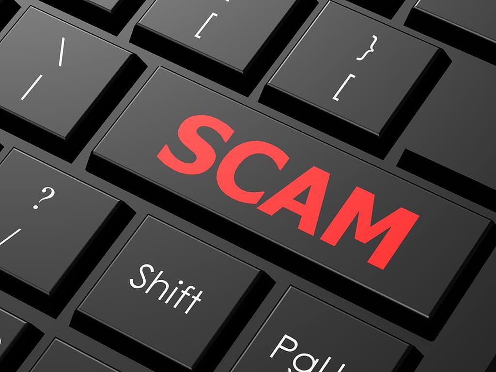 原报道SCAM键盘示意图，非具体诈骗现场或受害者照片
