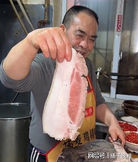 原报道视频截图：店家展示连山回锅肉所用的大块猪肉