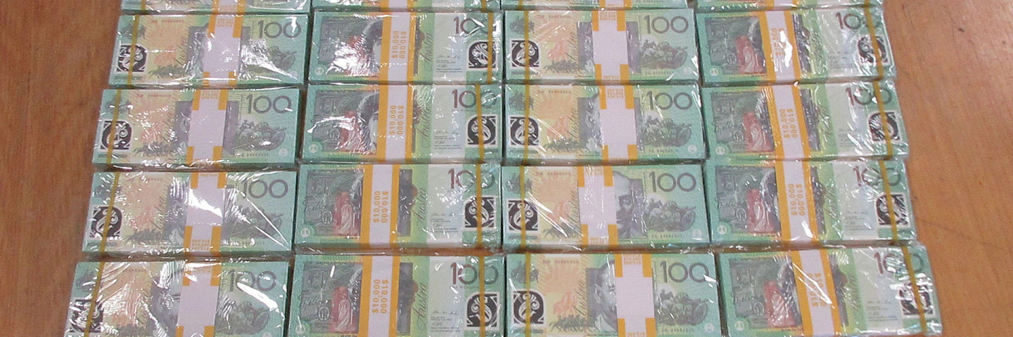 澳洲边境执法局查获并包装的可疑A$100钞票