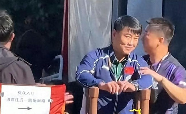 国乒教练王皓在场馆外，原报道现场实图