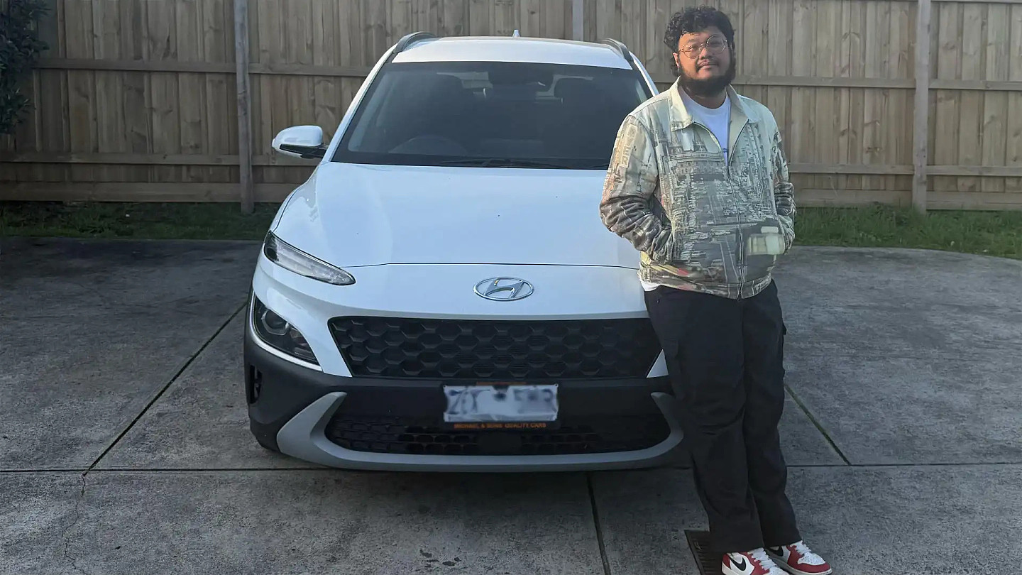 Drive原报道中的购车者与Hyundai Kona，源图车牌已模糊