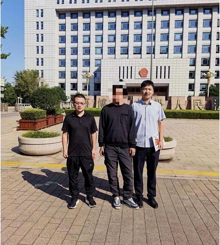 路先生与代理律师，受访者供图；路先生面部由原报道打码