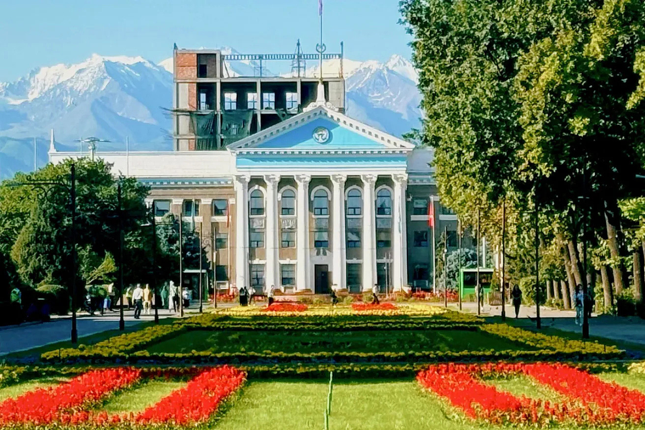 比什凯克城市建筑与远处山峰，原报道供图