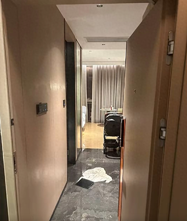 涉事酒店房间走廊，原报道现场照片