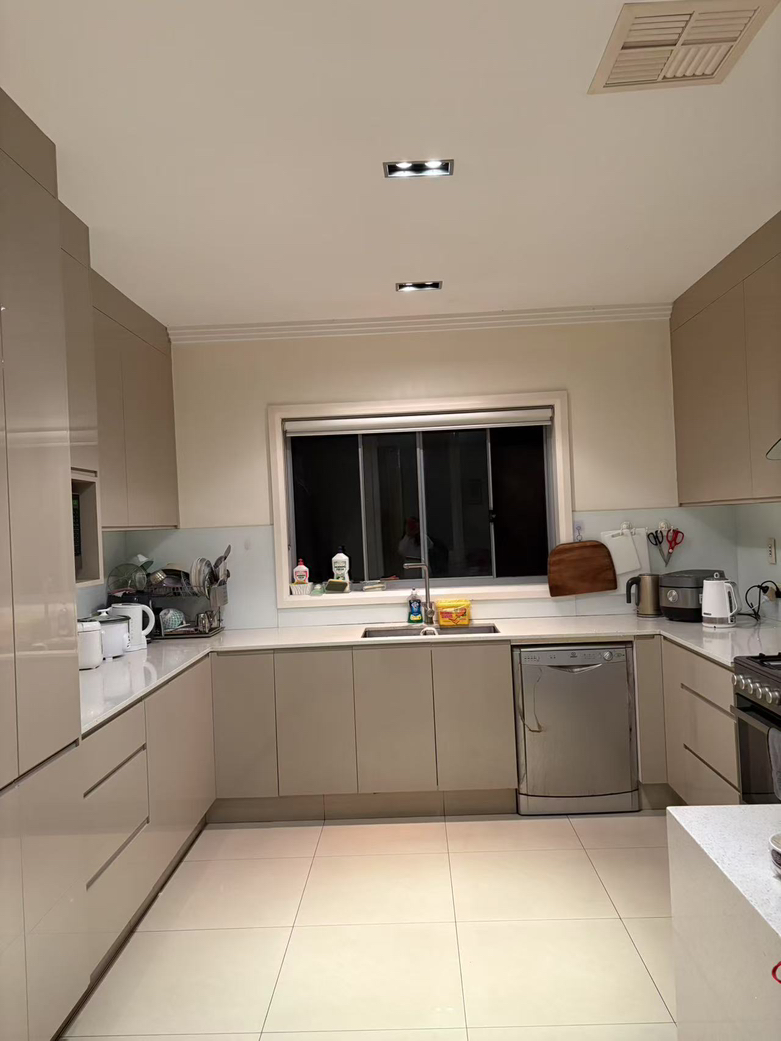 今日珀斯Merrylands 近新hous静街有一大房干净整洁招一个爱干净不抽烟不养宠物女生 Merrylands 近新hous静街有一大房干净整洁招一个爱干净不抽烟不养宠物女生