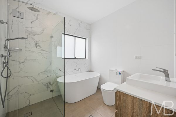 今日悉尼Ermington 包家具House双层4房3卫1车库近新后院低维护近145 Ermington 包家具House双层4房3卫1车库近新后院低维护近145