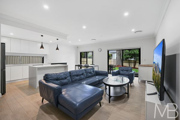 今日悉尼Ermington 包家具House双层4房3卫1车库近新后院低维护近145 Ermington 包家具House双层4房3卫1车库近新后院低维护近145