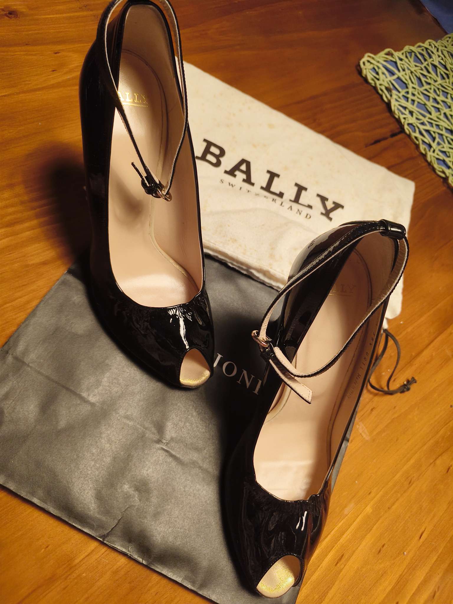 今日珀斯Bally牛皮露趾高跟鞋 Bally牛皮露趾高跟鞋