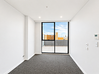 Eastgardens 市区豪华公寓 3B2B  带家具 客厅地砖户型开阔有超大阳台