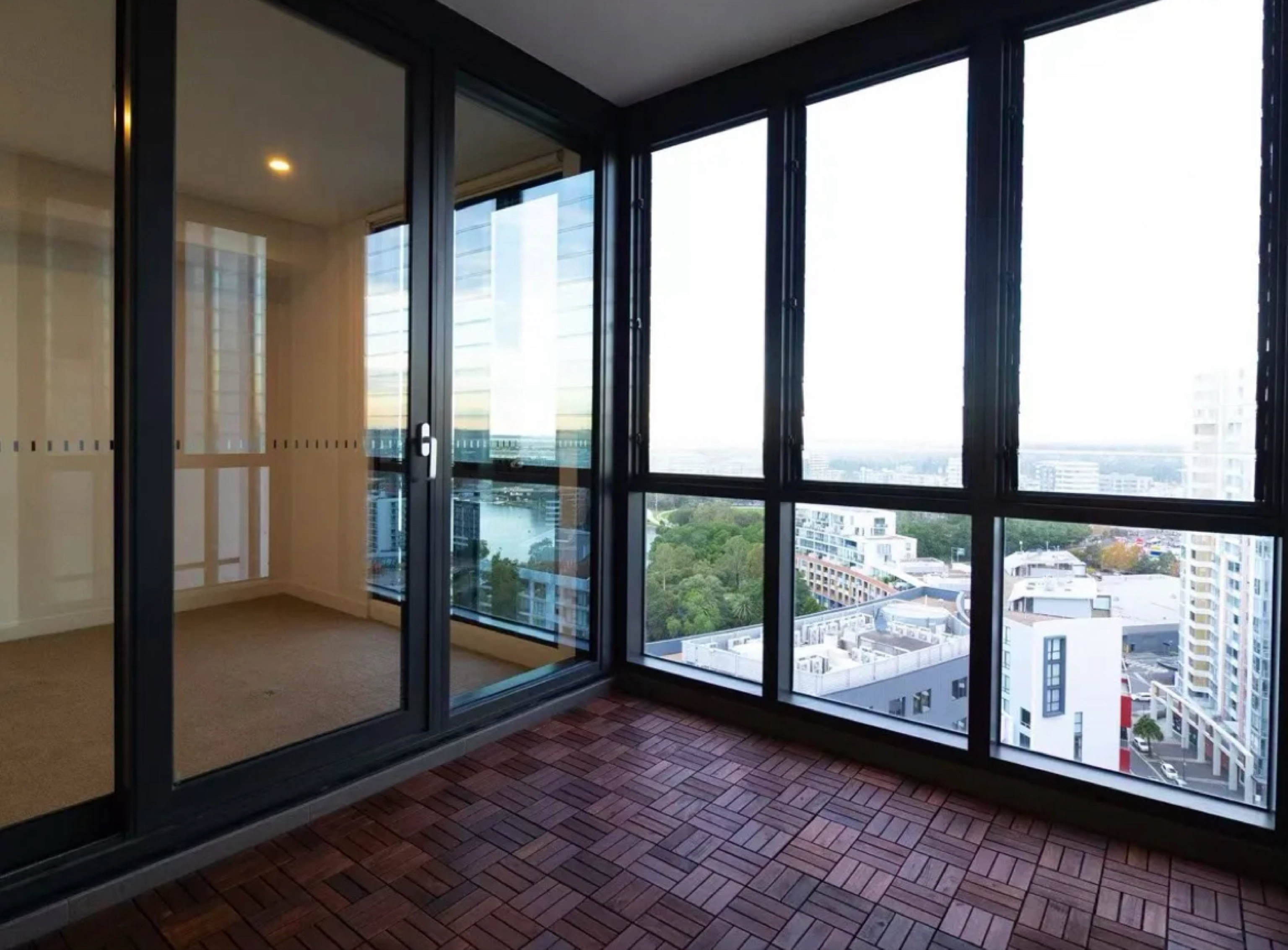 今日悉尼Wolli Creek Wolli Creek 新公寓高层独立study找一位女生舍友 Wolli Creek Wolli Creek 新公寓高层独立study找一位女生舍友