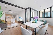 Wentworth Point 全新180度水景房三房二卫一车位招租包全部家电设施齐全拎包入住