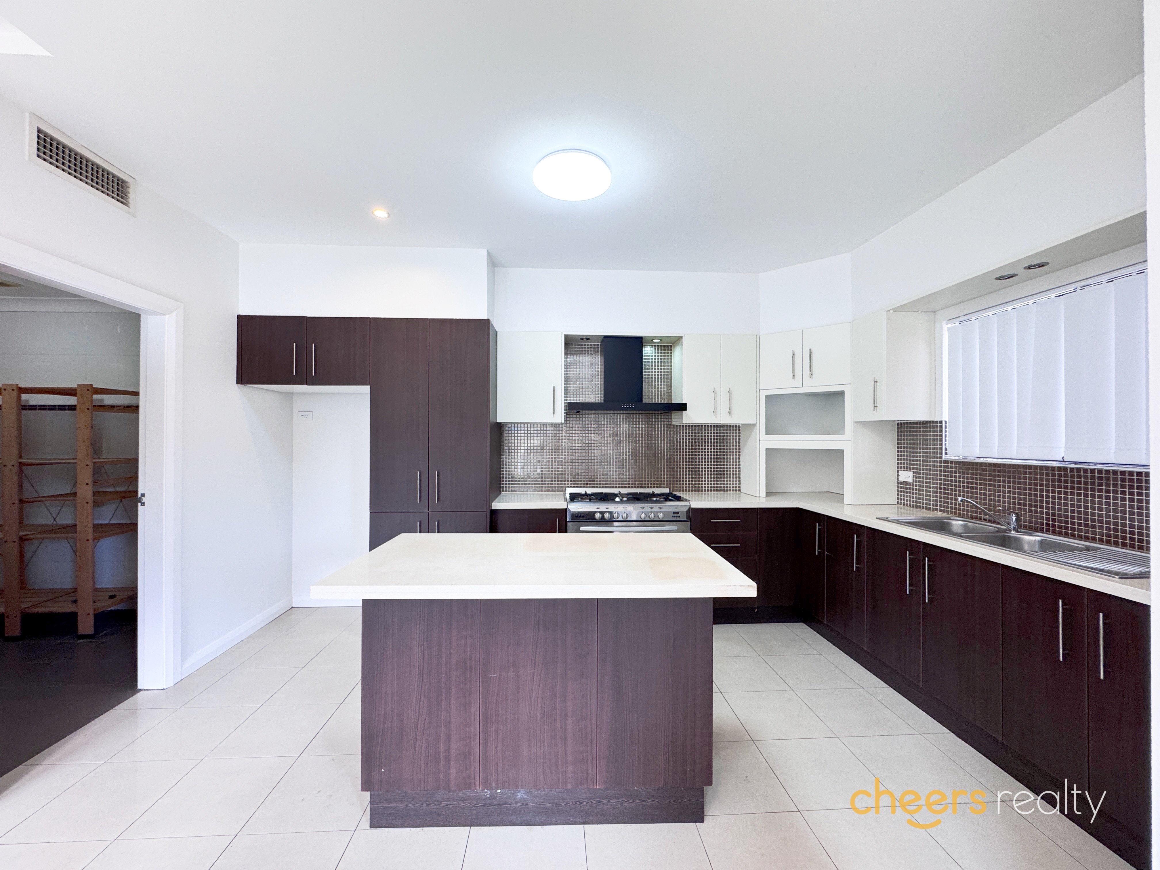 今日悉尼Mortdale 全新翻新 宽敞家庭住宅 Mortdale 全新翻新 宽敞家庭住宅