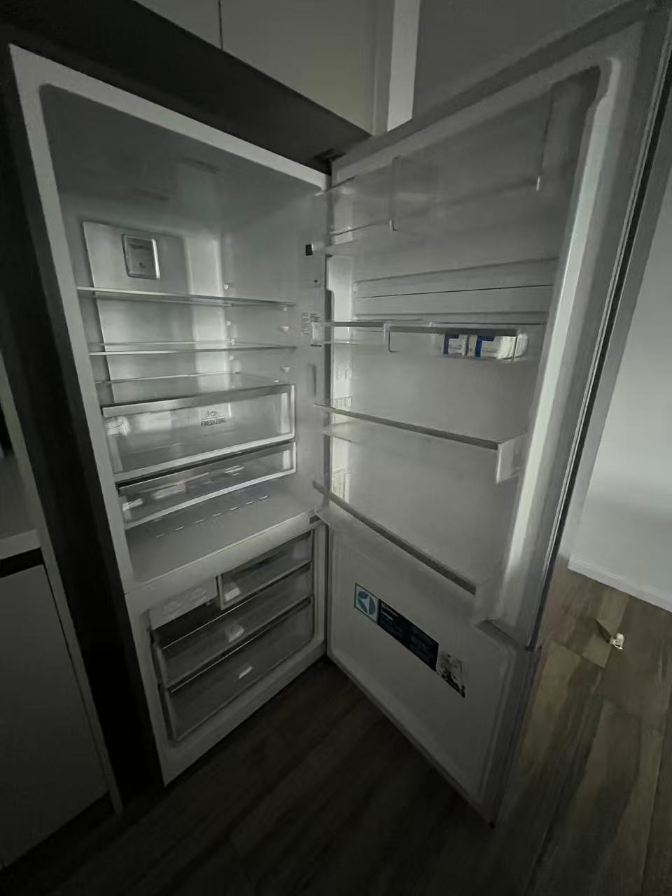 今日珀斯近新Electrolux冰箱洗衣机 近新Electrolux冰箱洗衣机