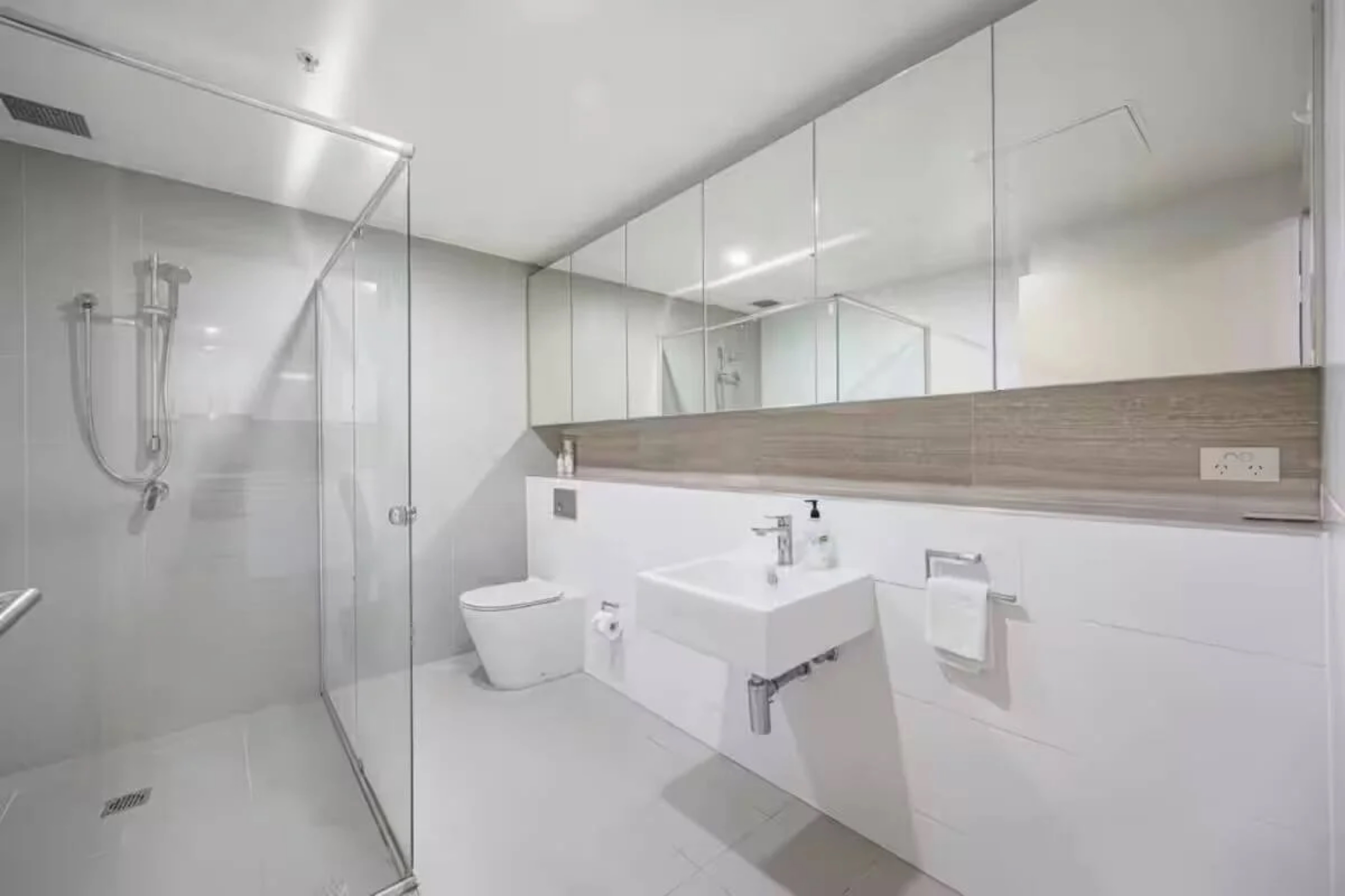 今日墨尔本Burwood Westfield旁边两房公寓出租 Burwood Westfield旁边两房公寓出租