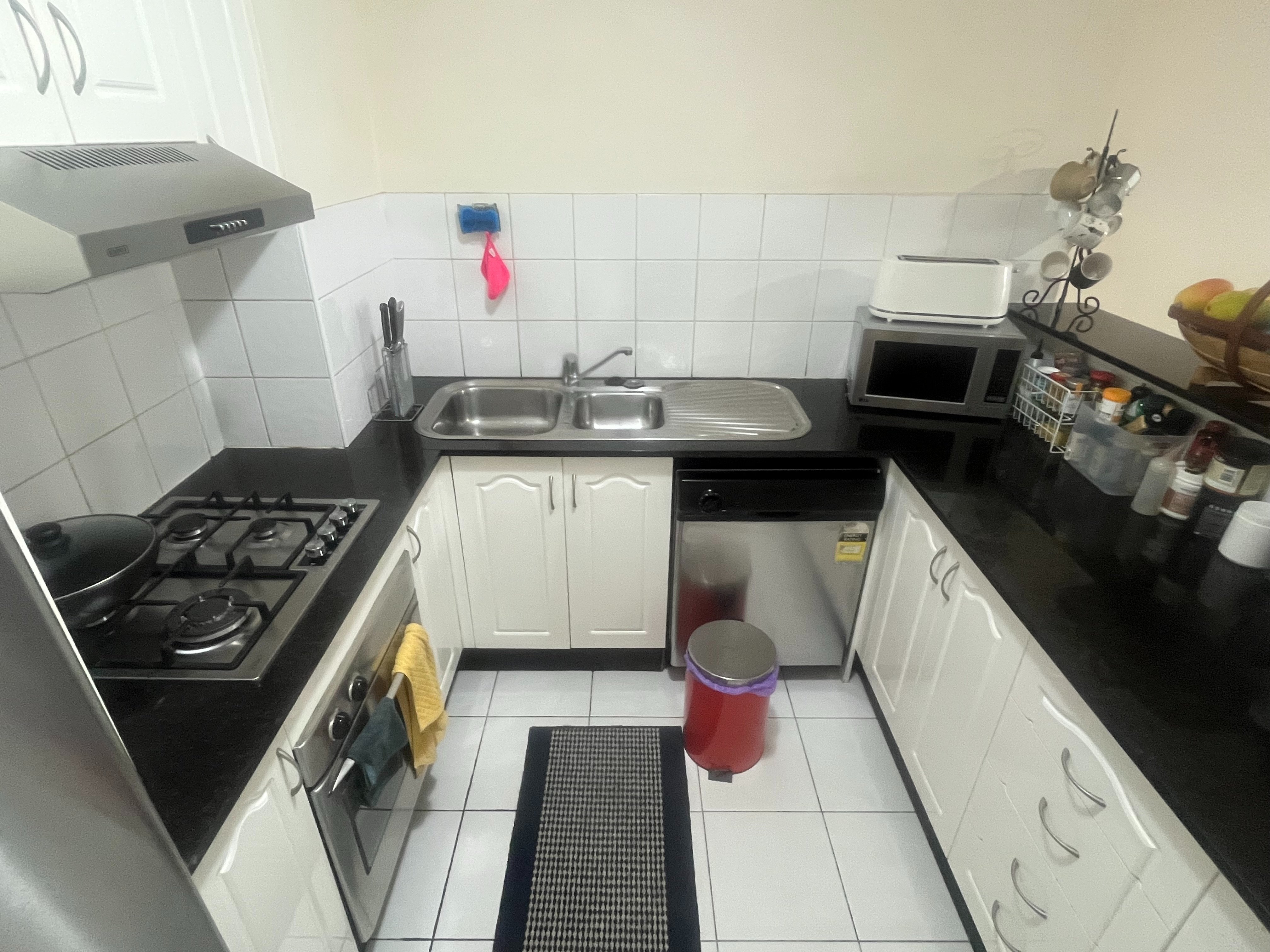 今日珀斯Burwood 3 min walk from Station Master bedroom Ensuite Burwood 3 min walk from Station Master bedroom Ensuite