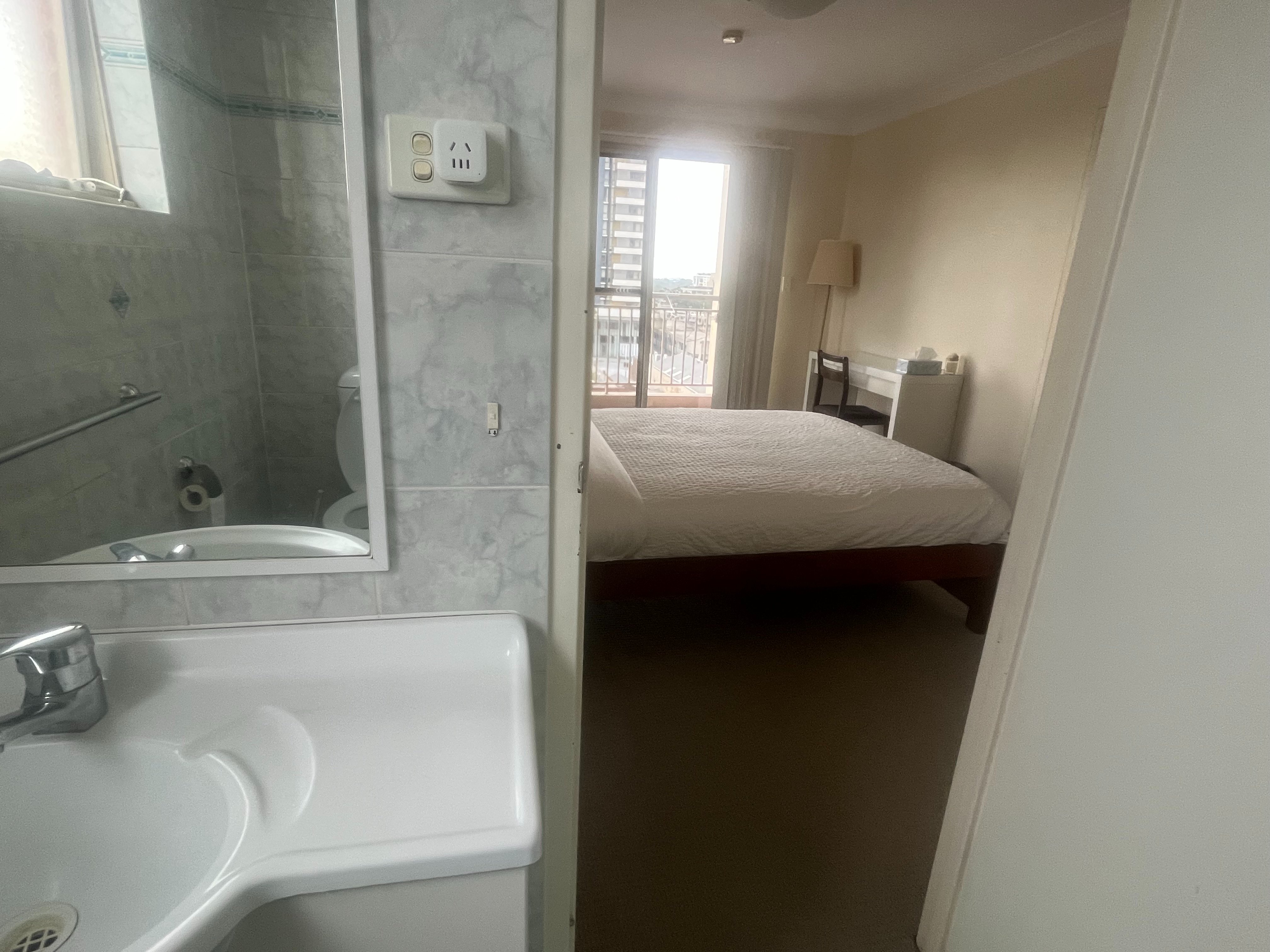 今日珀斯Burwood 3 min walk from Station Master bedroom Ensuite Burwood 3 min walk from Station Master bedroom Ensuite