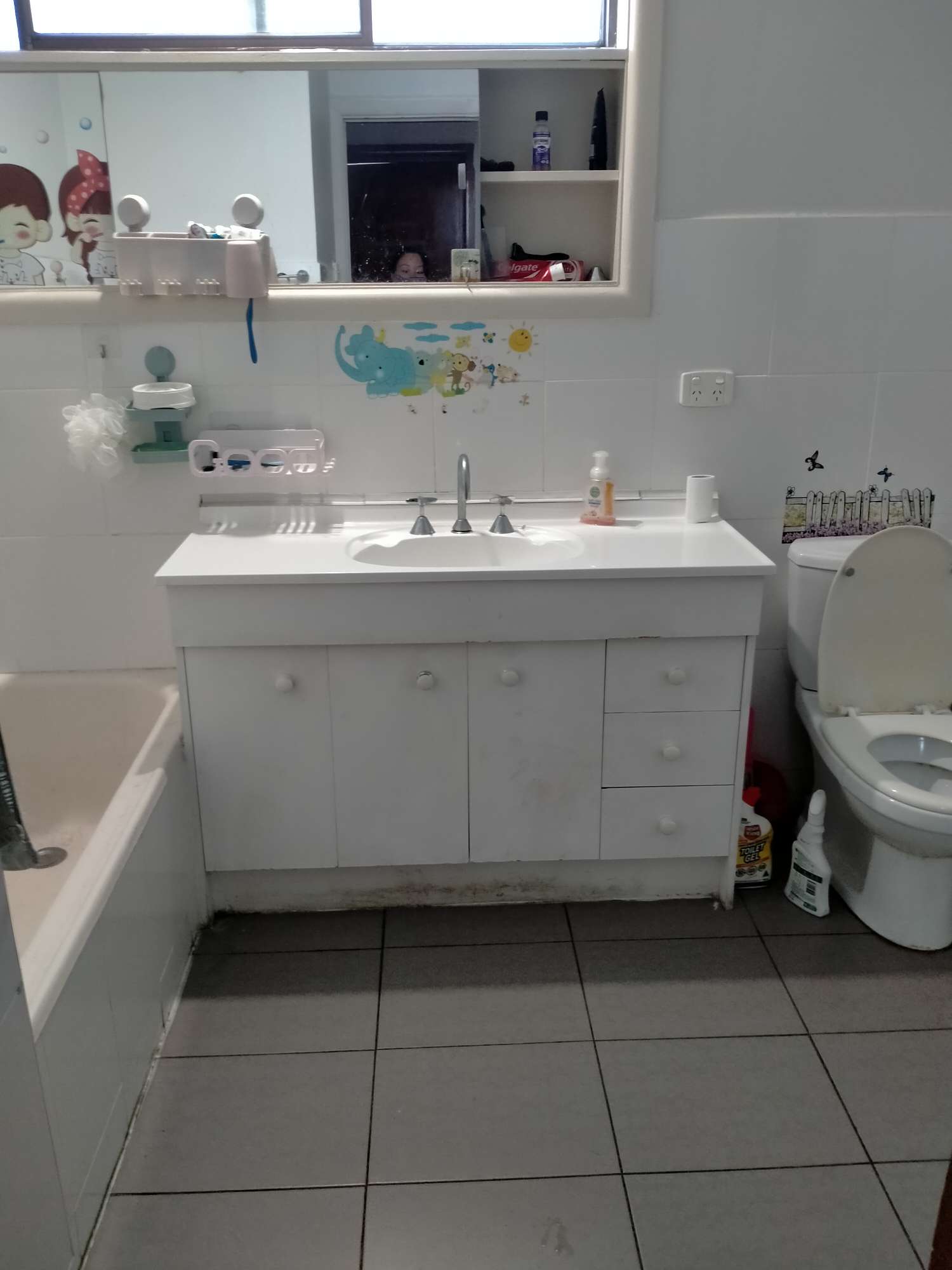 今日珀斯Reservoir 北区 近火车站招一男士620月全包 Reservoir 北区 近火车站招一男士620月全包
