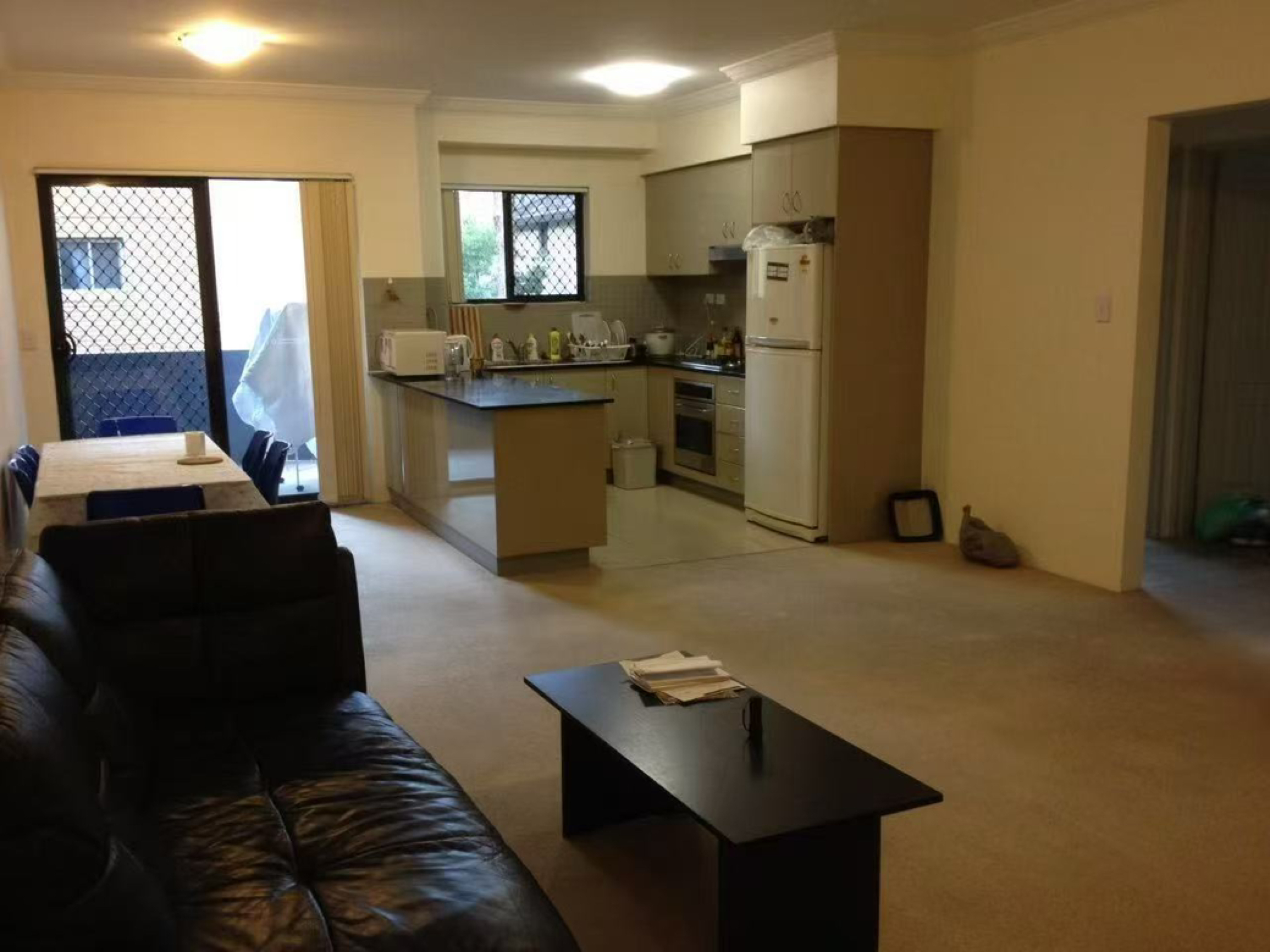 今日珀斯Burwood 超大公寓次卧 招一女生 2分钟步行至 Burwood 超大公寓次卧 招一女生 2分钟步行至