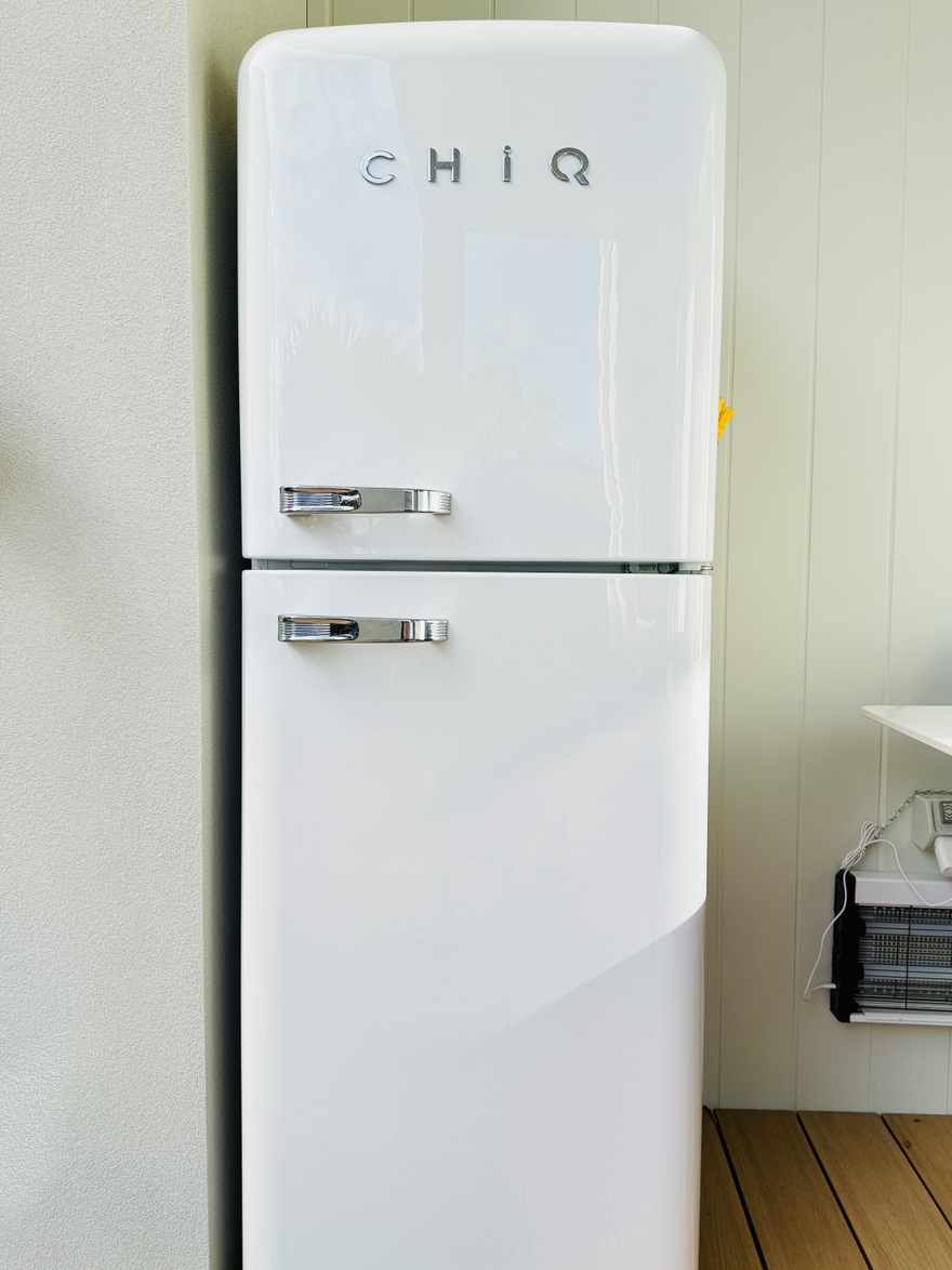 今日珀斯CHiQ 202L Retro Top Mount White Refrigerator CRTM198NW CHiQ 202L Retro Top Mount White Refrigerator CRTM198NW