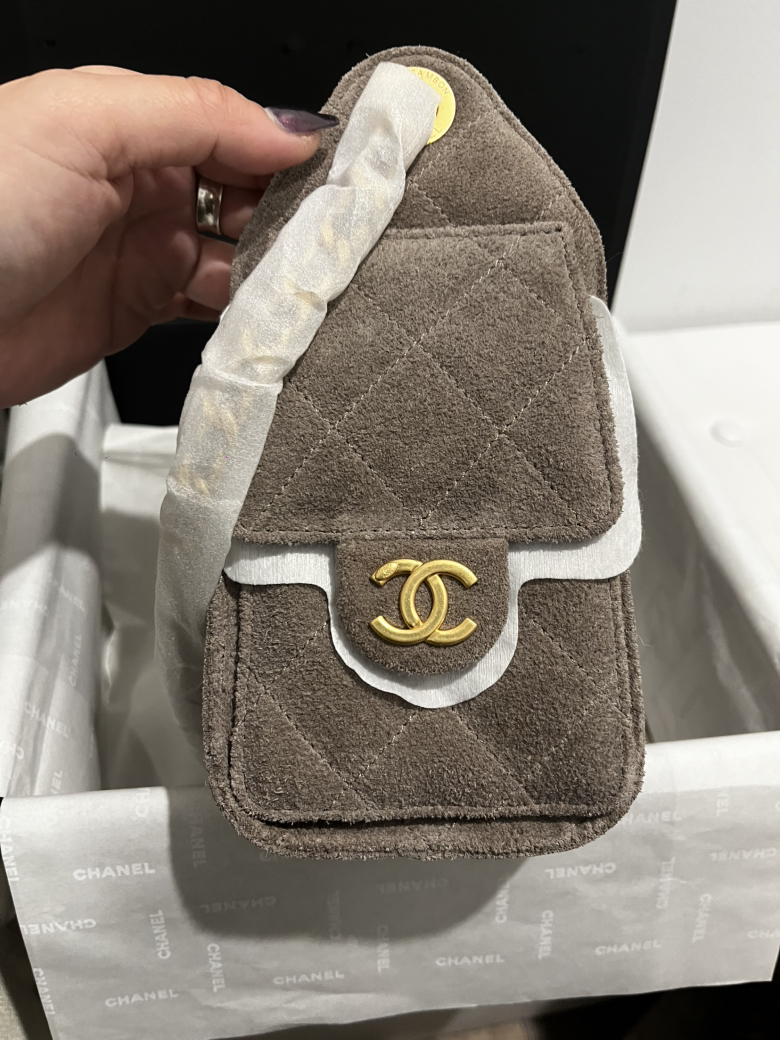 今日珀斯出一个chanel hobo mini 麂皮 出一个chanel hobo mini 麂皮